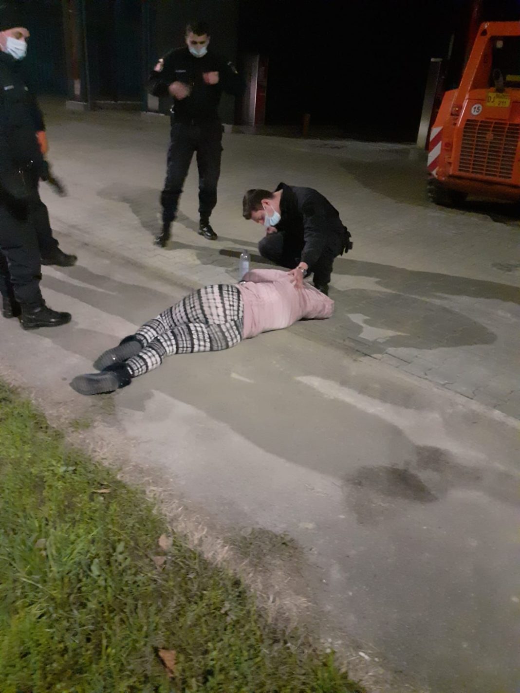 Tânără însărcinată găsită căzută pe stradă