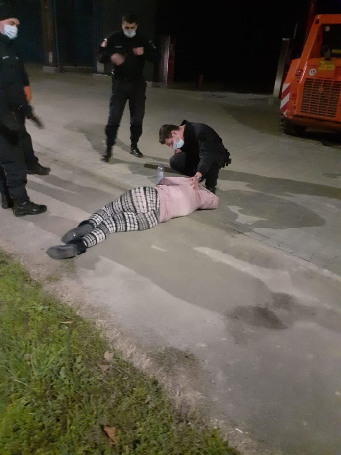 Tânără însărcinată găsită căzută pe stradă