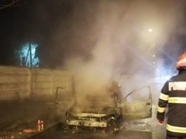 Mașină făcută scrum în urma unui incendiu, în Craiova