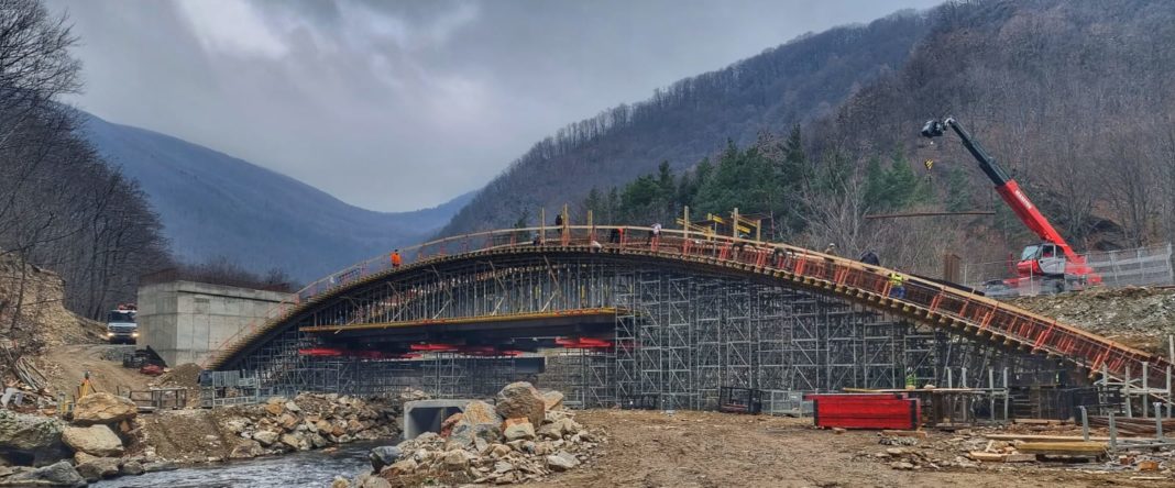 Gorj: Se lucrează la arcul noului pod de la Lainci, în Defileul Jiului