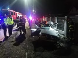 Doi morți și doi răniți după ce un șofer a intrat cu mașina într-un TIR
