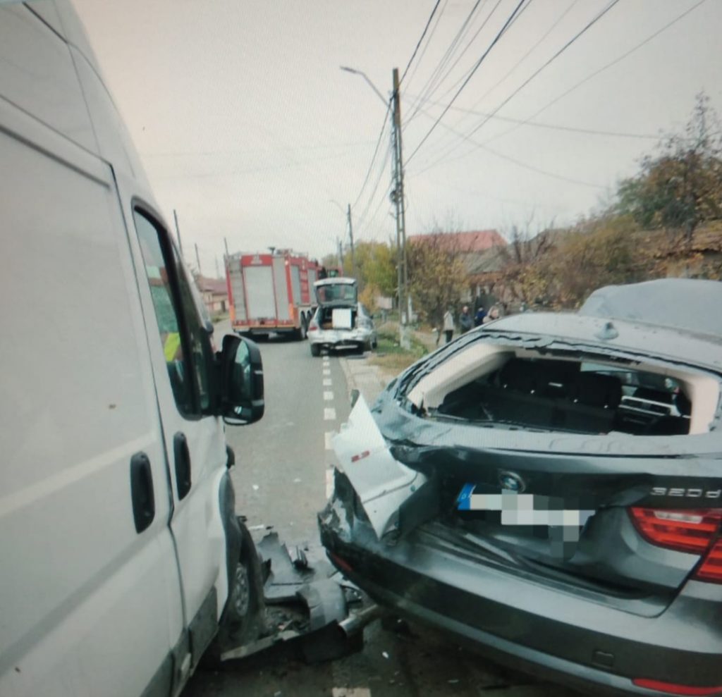 Trei mașini au fost avariate duminică, în urma unui accident rutier produs pe DN 56 Craiova - Calafat, pe raza comunei Galicea Mare