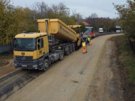Lucrările de asfaltare a tronsonului II al DJ 552 Craiova – Cetate, în zona comunei Vârtop