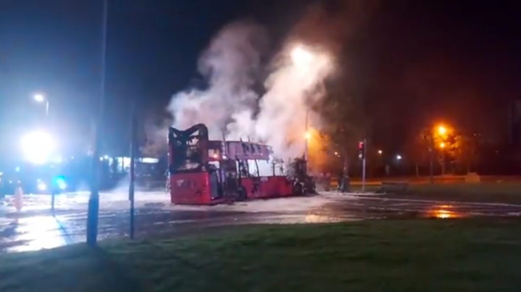 (VIDEO) Incidente în Irlanda de Nord. Un autobuz dintr-o suburbie a Belfastului, incendiat