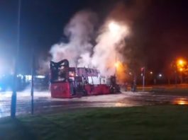 (VIDEO) Incidente în Irlanda de Nord. Un autobuz dintr-o suburbie a Belfastului, incendiat