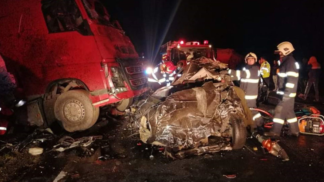 Unul dintre șoferii de pe tir a fost transportat în stare gravă la spital