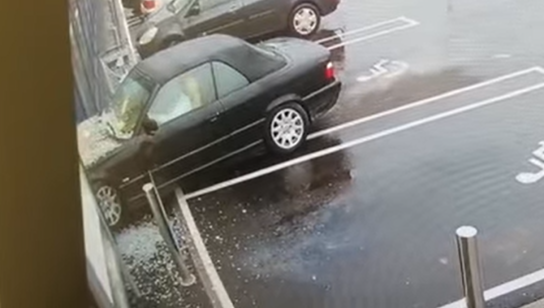 (VIDEO) O soferiță a intrat cu mașina prin geamul unui magazin