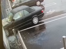 (VIDEO) O soferiță a intrat cu mașina prin geamul unui magazin