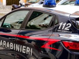 O româncă a bătut un polițist italian după ce a pierdut la păcănele 