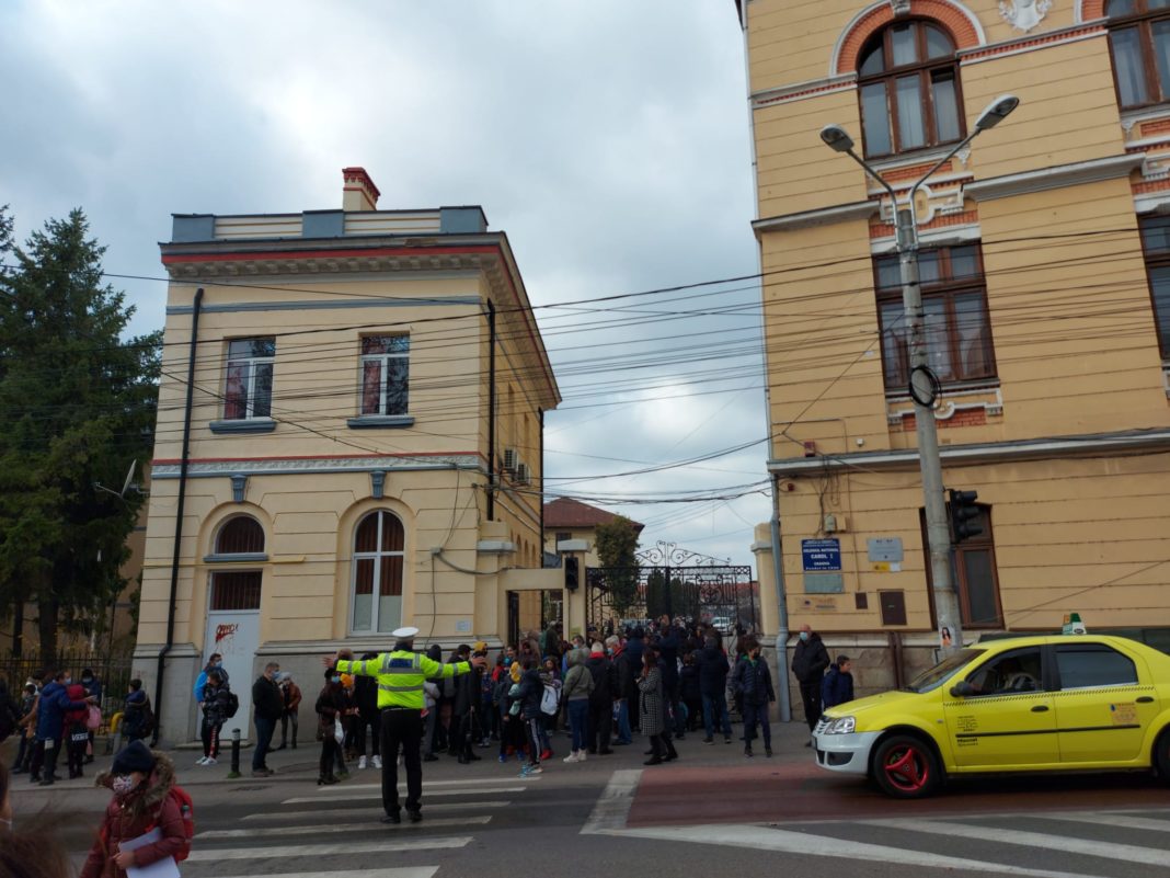 Ce sancţiuni s-au aplicat profesoarei din Craiova, reclamată pentru 