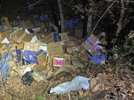 Sute de colete FedEx, găsite aruncate într-o râpă din statul Alabama
