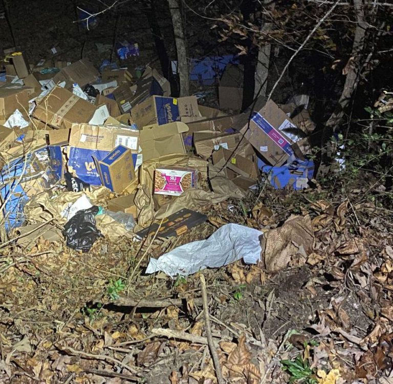 Sute de colete FedEx, găsite aruncate într-o râpă din statul Alabama