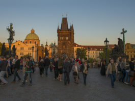 Guvernul de la Praga, noi restricţii pentru accesul în restaurante