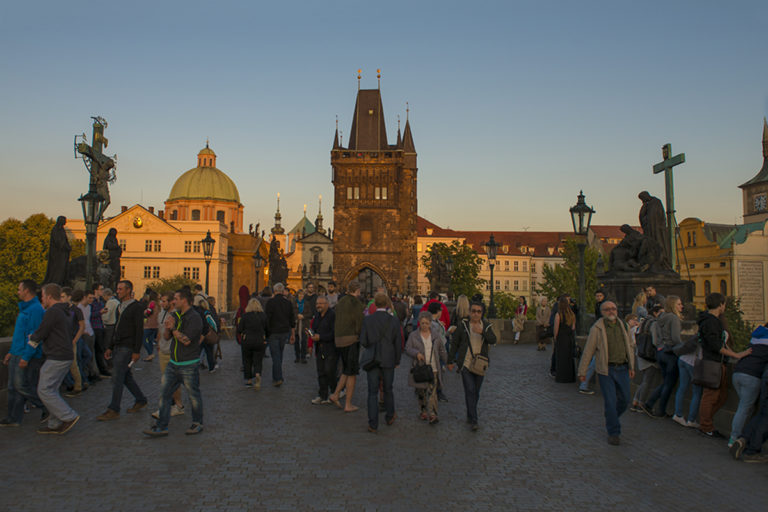 Guvernul de la Praga, noi restricţii pentru accesul în restaurante