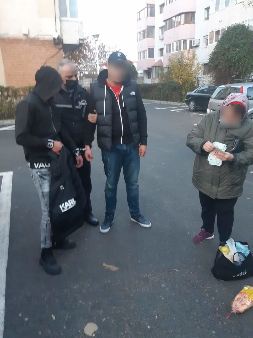 Tineri cercetaţi după ce au furat portofelul unei femei din Târgu Jiu