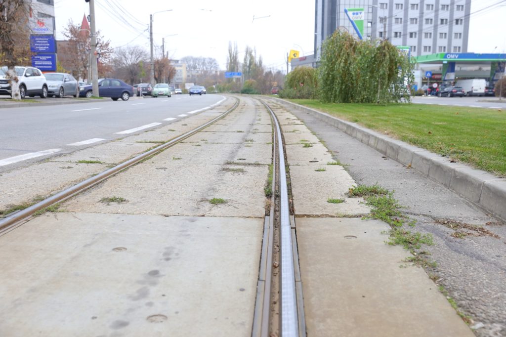 Ne prind tramvaiele noi cu liniile nereabilitate? Calea de rulare a tramvaiului de pe Calea Severinului va fi modernizată. Lucrările presupun nu doar reabilitarea liniilor, aparatelor de cale și a unor stații pentru călători, ci și modernizarea rețelei de contact și a rețelei electrice de alimentare a firului de contact