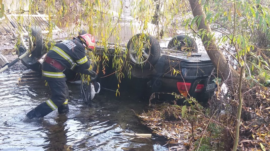 A plonjat cu mașina în râul Olănești