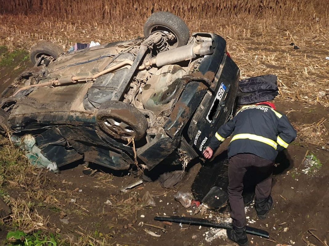 Doi morţi şi zece răniţi după ce un autoturism plin cu migranţi s-a răsturnat în Timiş (sursa foto: Pressalert.ro)