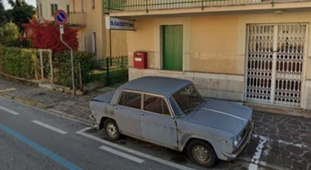 O maşină care stă parcată în acelaşi loc de 47 de ani, atracţie turistică în Italia