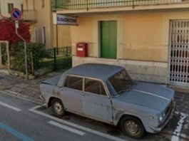 O maşină care stă parcată în acelaşi loc de 47 de ani, atracţie turistică în Italia