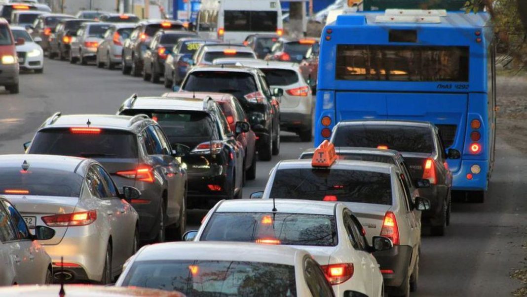 Valorile de trafic sunt ridicate, formându-se o coloană de aproximativ 5 kilometri