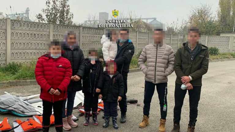 (VIDEO) Opt afgani, depistaţi la malul Dunării la Moldova Veche