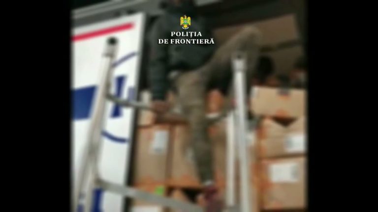 (VIDEO) Doisprezece afgani, ascunşi într-un automarfar încărcat cu încălțăminte