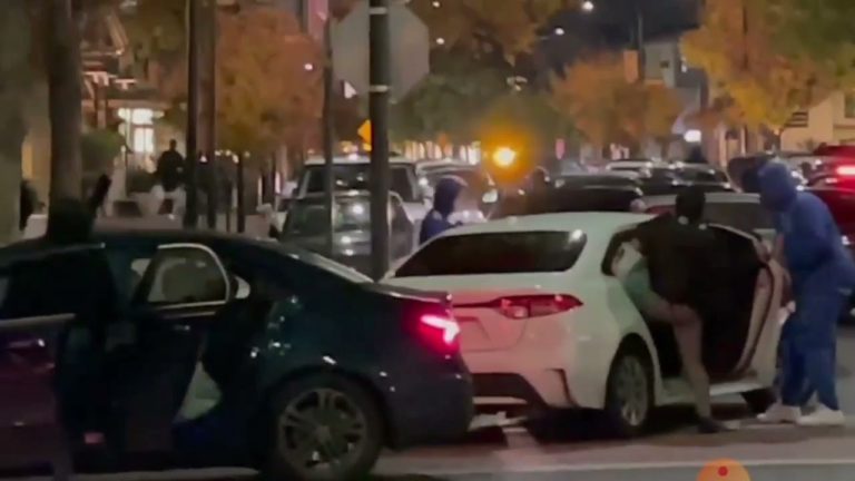 (VIDEO) Arestări multiple după ce 80 de persoane au jefuit un magazin din San Francisco