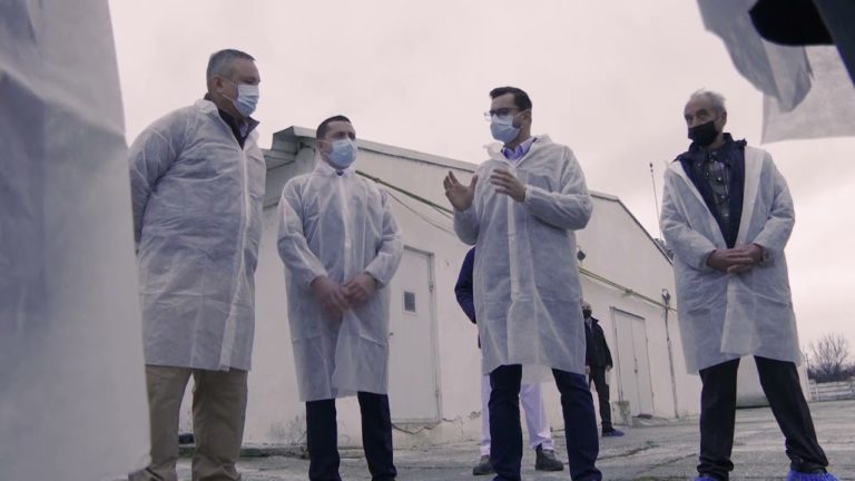 (VIDEO) Premierul Ciucă a vizitat o fermă de pui și o fabrică de nutrețuri din Vâlcea
