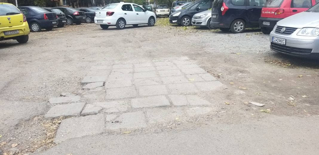 Parcarea din faţa blocului A1 a rămas neasfaltată