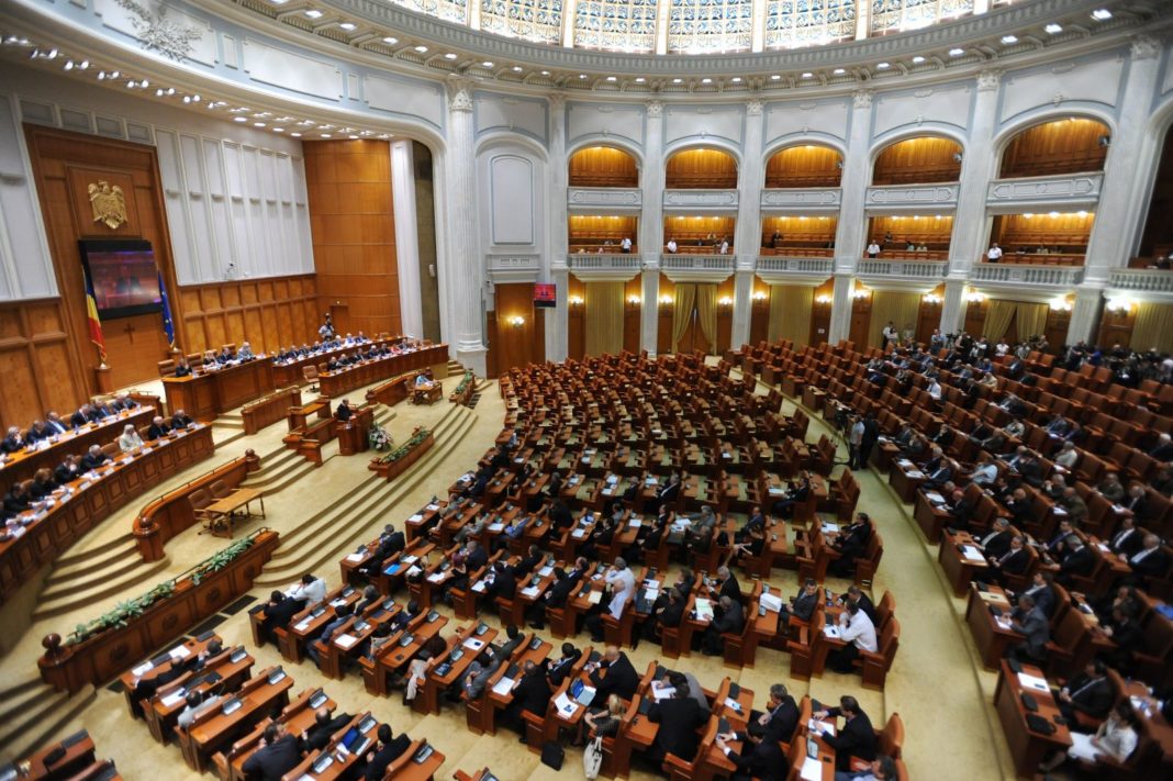 Senatorii şi deputaţii se întrunesc pentru votul de învestire a Guvernului Nicolae Ciucă