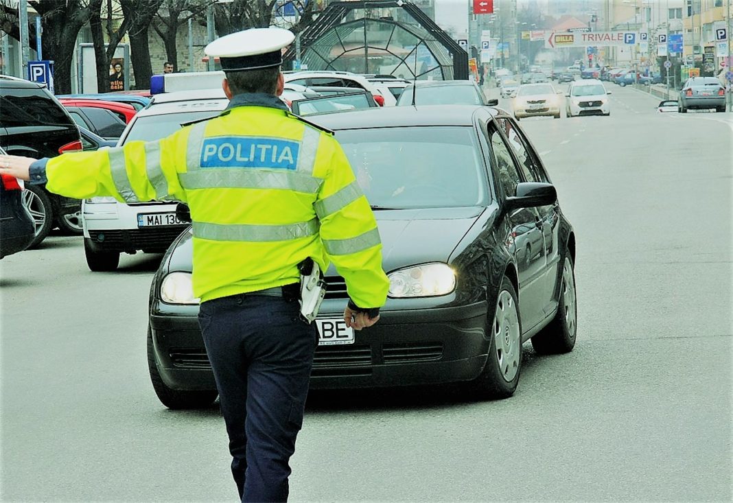 Un şofer cu permisul suspendat a fugit de poliţişti