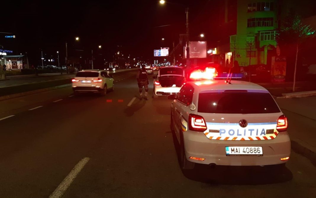 Fapta s-a produs în noaptea de vineri spre sâmbătă, în jurul orei 23:44. Polițiștii rutieri, în timp ce acționau pe DN6, au înregistrat cu aparatul radar un autoturism, înmatriculat în Franța, care circula cu viteza de 71 km/h și care nu a oprit la semnalul regulamentar efectuat de polițiștii rutieri. Două echipaje de poliție rutieră au plecat în urmărirea autoturismului, dar acesta a reușit să scape de echipajele de poliție.