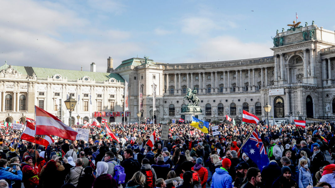 Protest împotriva reintroducerii lockdown-ului şi a vaccinării obligatorii, la Viena