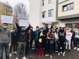 Elevii din Craiova au ieşit la proteste: "Vreţi teze dar nu ne daţi materie"