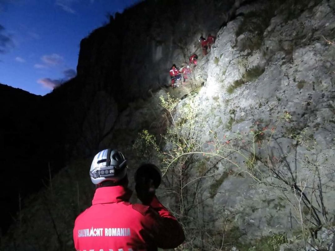 Tânăr de 18 ani, salvat de pe munte