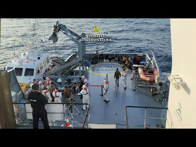 (VIDEO) Sute de migranți din Marea Mediterană, salvați de polițiștii de frontieră români