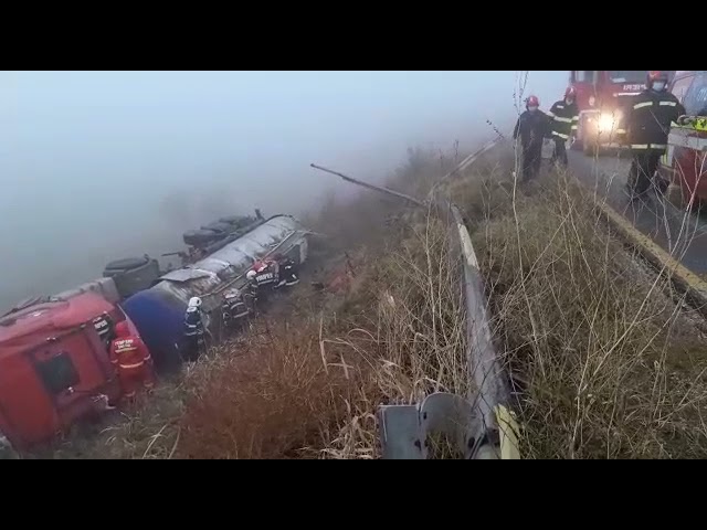 (VIDEO) Operațiune de repunere pe roți a unei cisterne în județul Olt