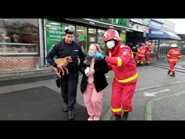 (VIDEO) Nouă persoane, îngrijite la fața locului în urma incendiului de pe Calea București
