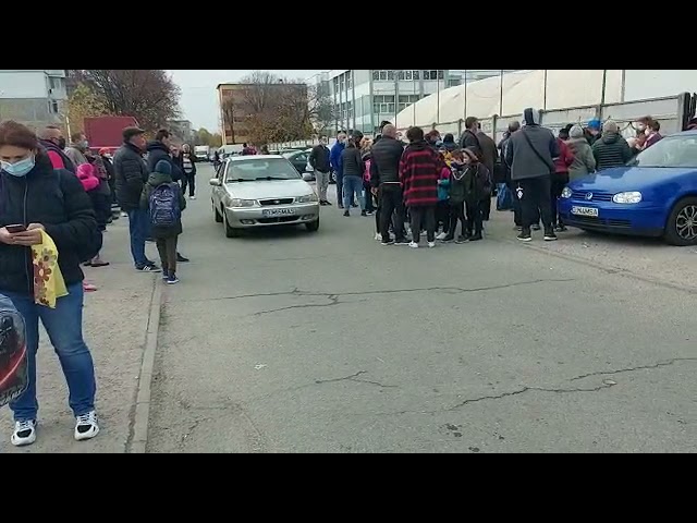 Elevii unei şcoli din Craiova, în pericol la ieşirea de la ore: Ies direct în faţa maşinilor