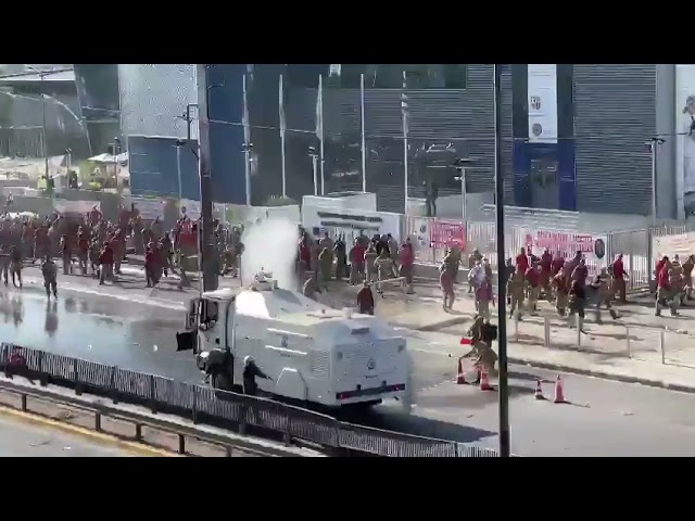 (VIDEO) Scene incredibile în Grecia: Pompierii, atacați cu gaze lacrimogene și arestați