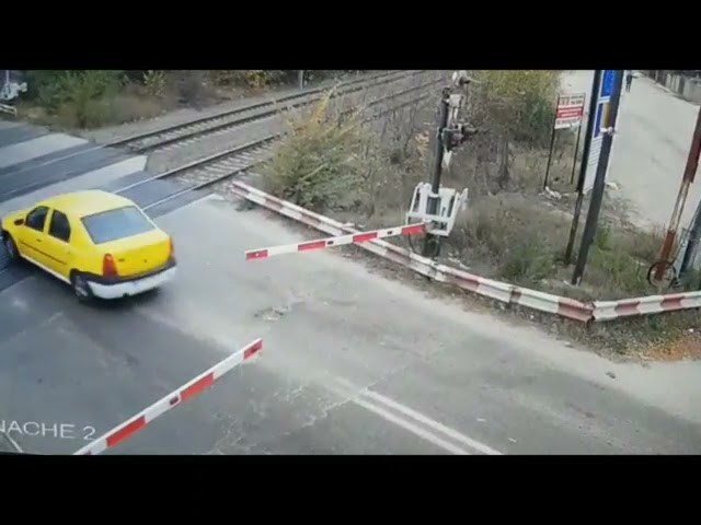 (VIDEO) Un alt șofer forțează trecerea la nivel cu calea ferată