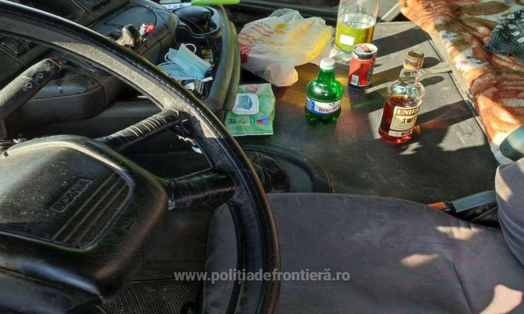 Șofer român de TIR prins când se cinstea, la volan, cu coniac și bere