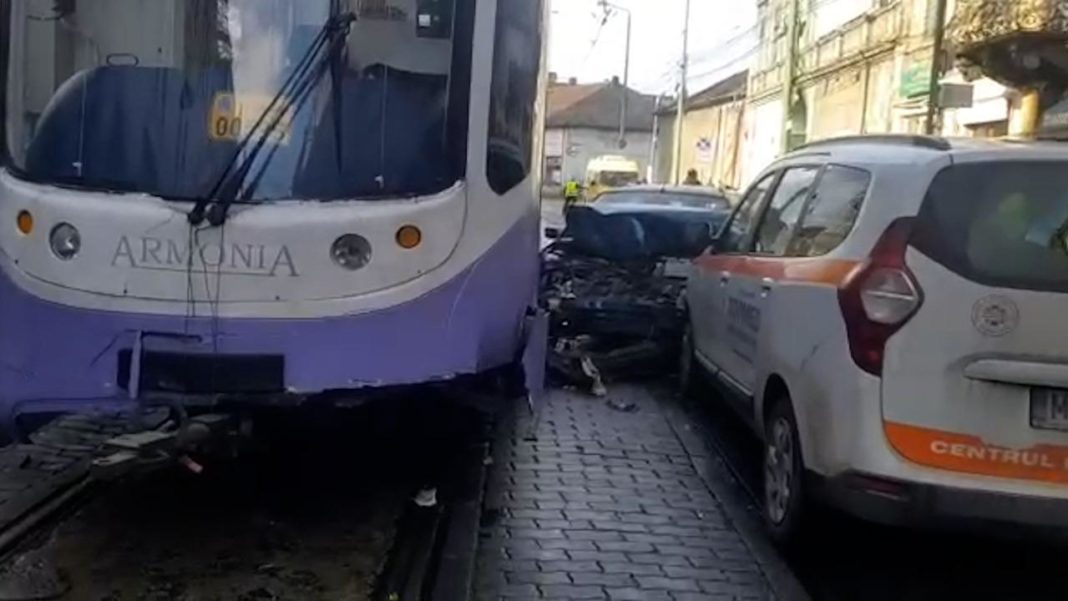 Un șofer s-a tamponat cu un tramvai, după care a ricoșat într-o ambulanță
