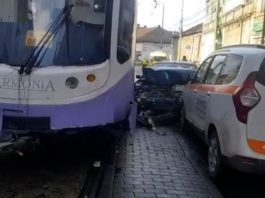 Un șofer s-a tamponat cu un tramvai, după care a ricoșat într-o ambulanță