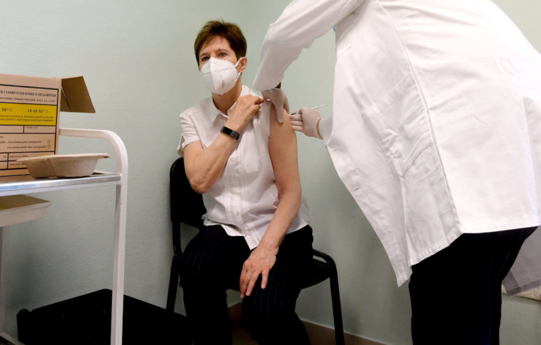 Ungaria impune vaccinarea cu a treia doză angajaților din sănătate