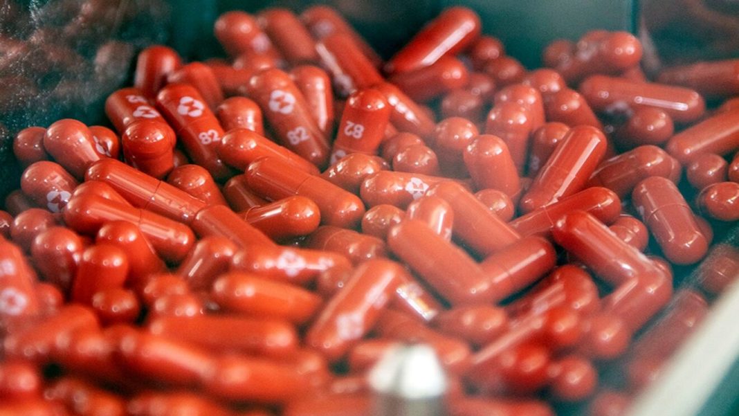 Agenția Europeană a Medicamentului a aprobat, deocamdată, doar pentru utilizarea în caz de urgență pilula produsă de Merck, Molnupiravir