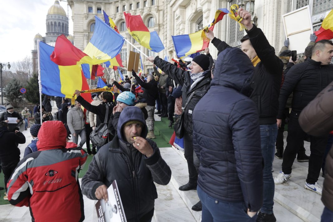 Protestatarii AUR au forțat intrarea în curtea Parlamentului și încearcă să intre în clădire