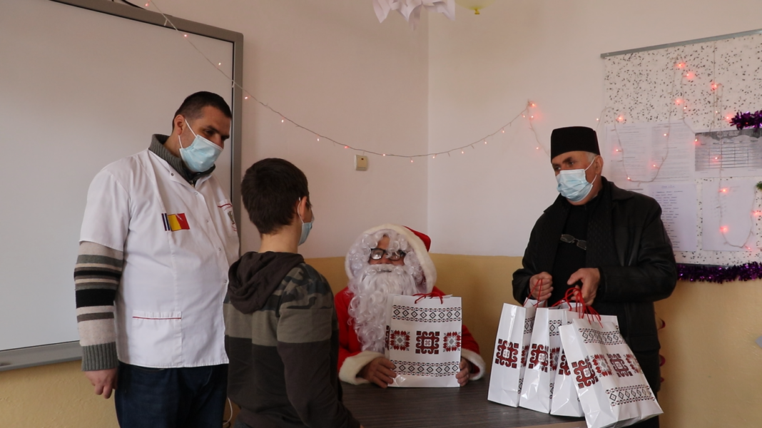 330 de copii din localitățile Stoicănești, Crăciunei, Radomirești, Poiana și Călinești au primit daruri din partea voluntarilor. Copiii s-au bucurat de venirea voluntarilor de la Paraclisul Catedralei Naționale