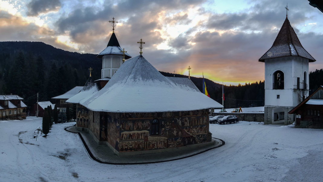 Un bărbat a furat darurile pentru copii strânse la Mănăstirea Petru Vodă